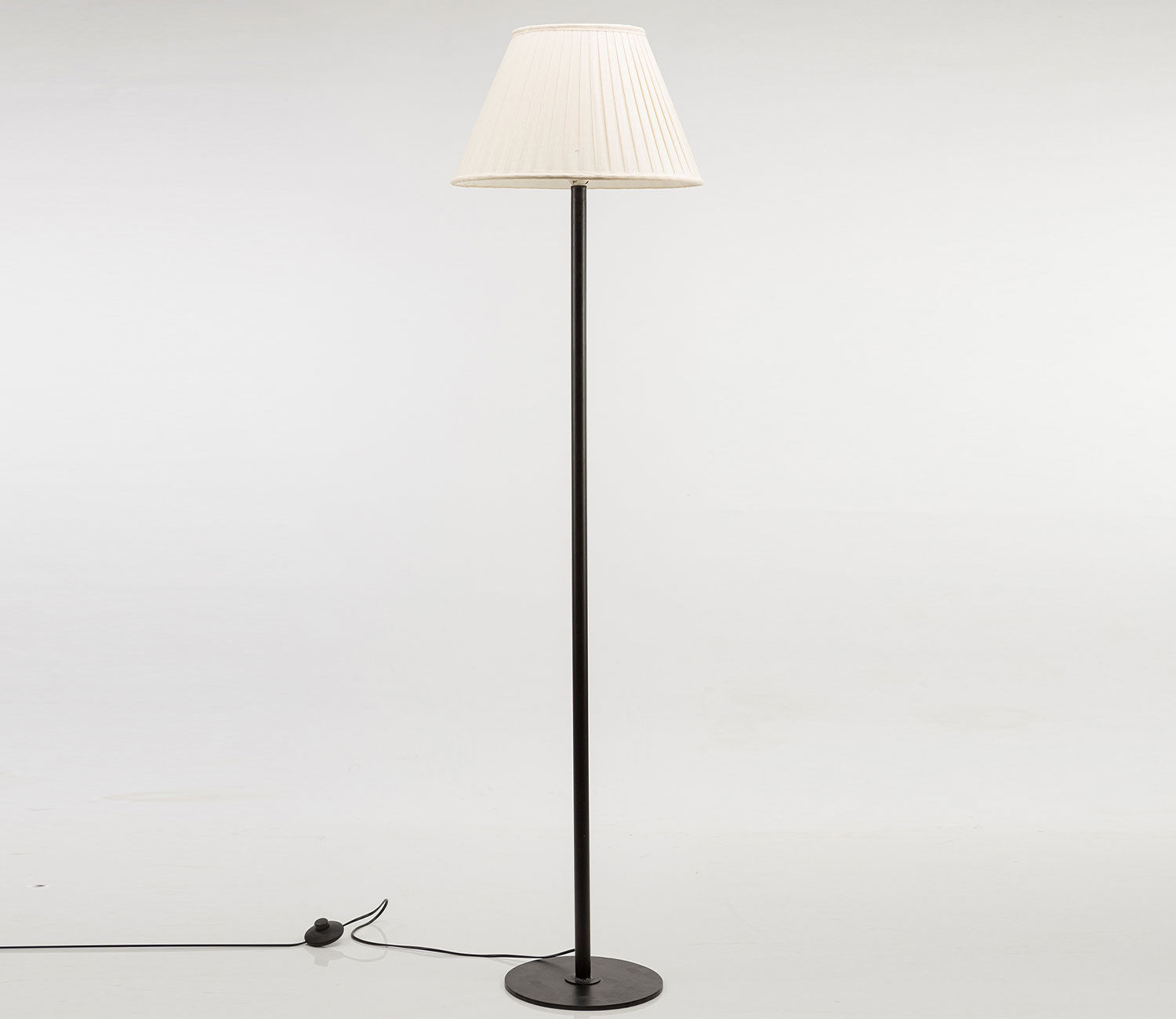 Classic Floor Lamp with Pleated fabric In Off White Color