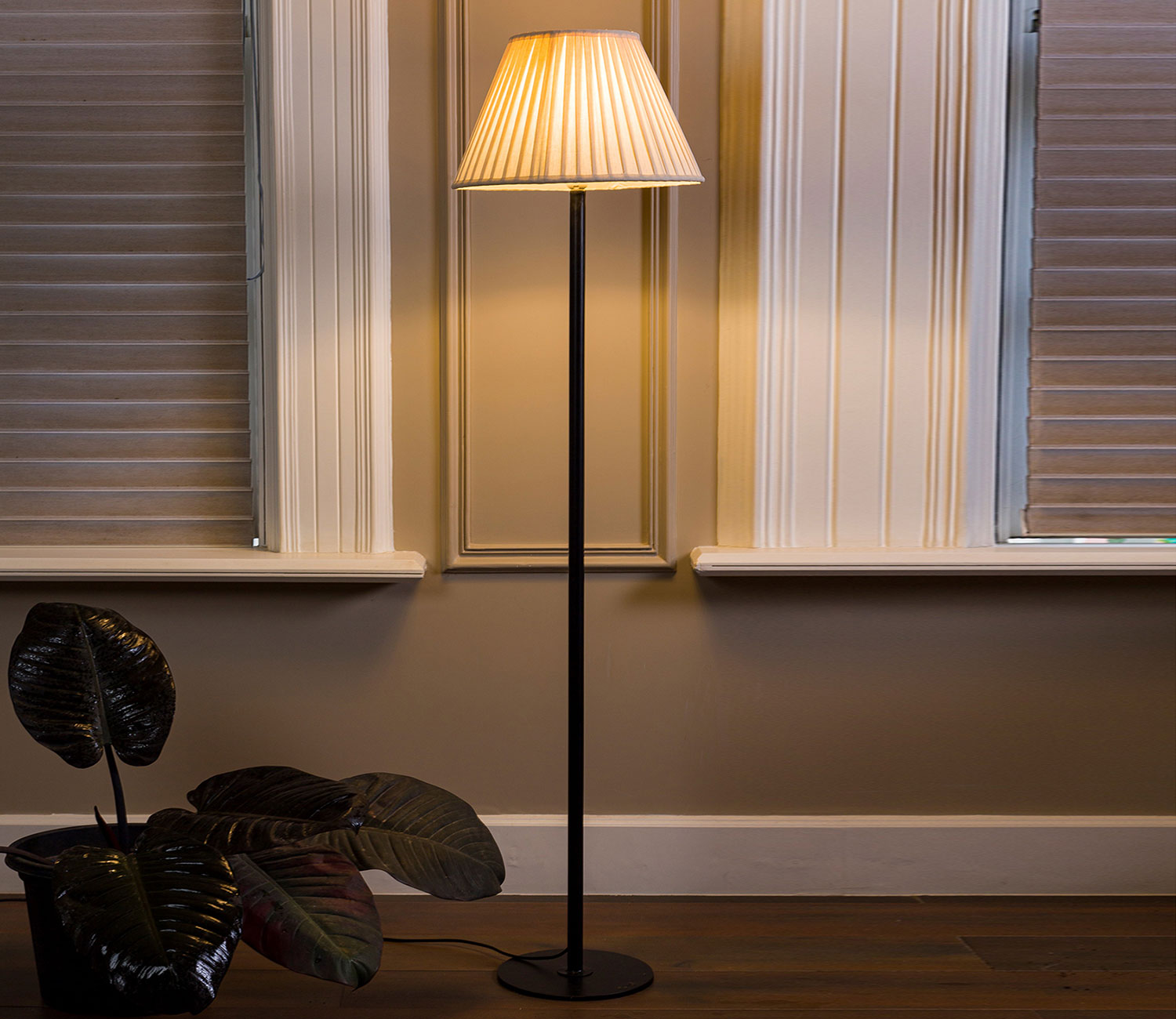 Classic Floor Lamp with Pleated fabric In Off White Color