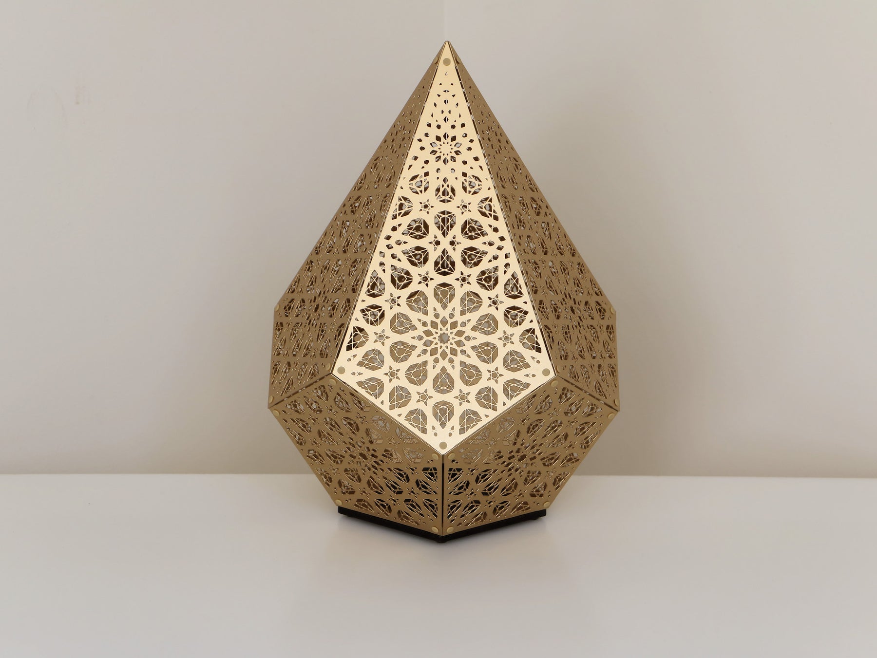 designer-floral-shadow-casting-table-light