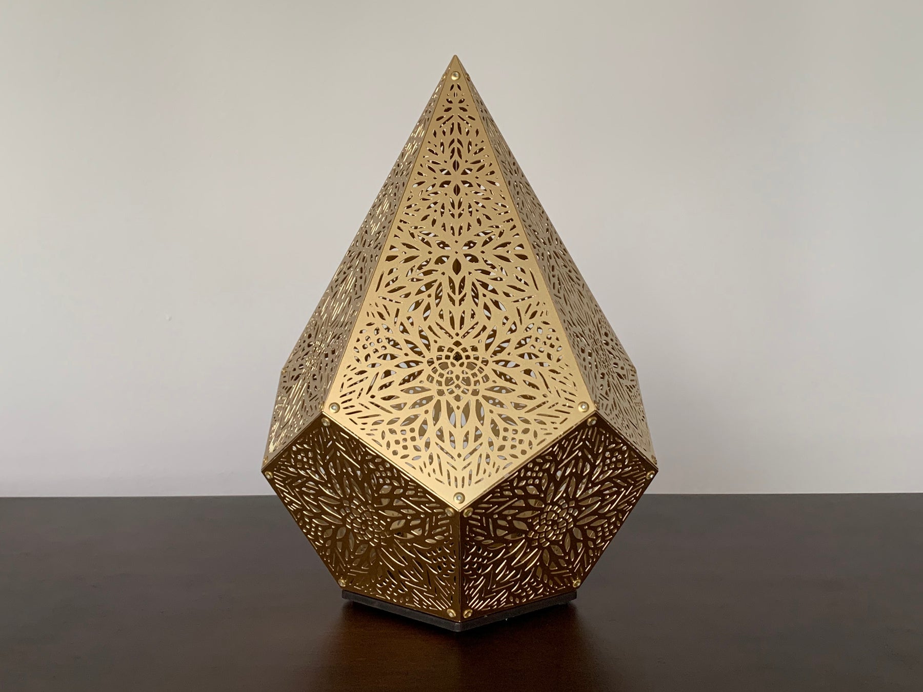 elegant-golden-table-lamp