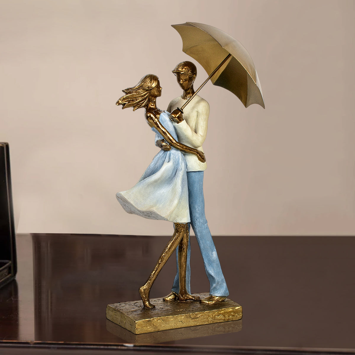 Embrace Couple Under Umbrella Statue for Table Decoration Showpiece