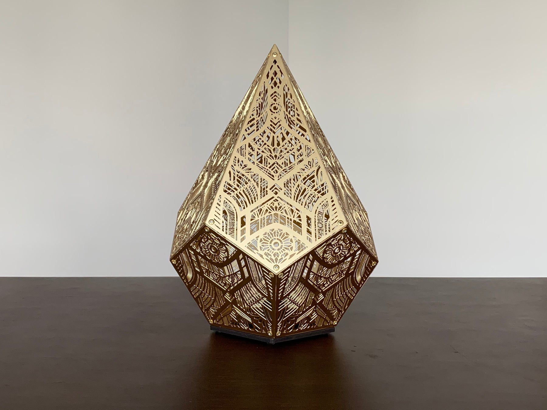 golden-pointed-decorative-table-light